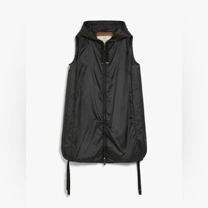 MaxMara THE CUBE
Water-resistant technical canvas gilet
Retail 995 usd NWOT